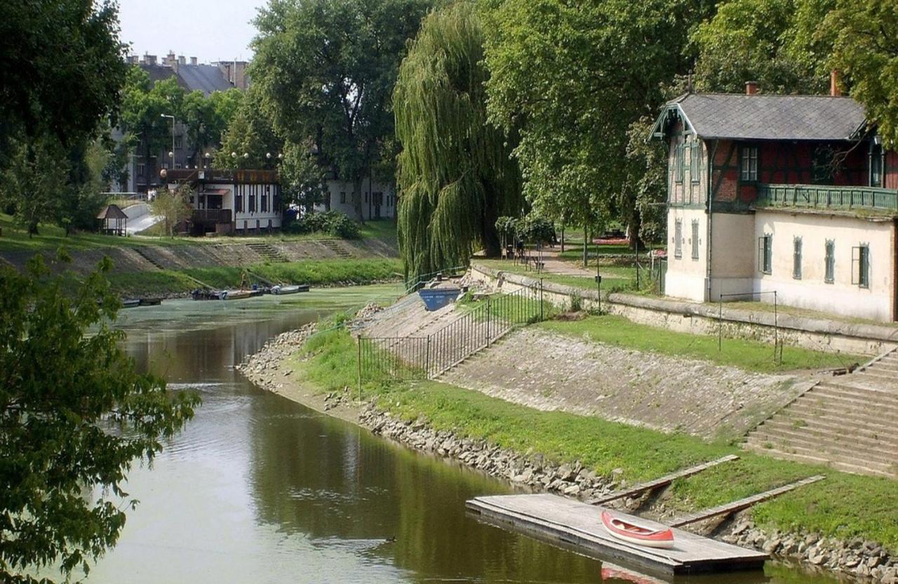 Hostel Maros Győr Esterno foto