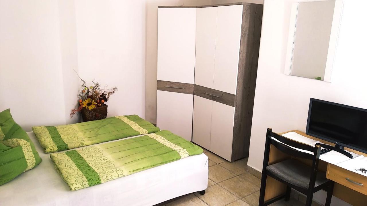 Hostel Maros Győr Esterno foto