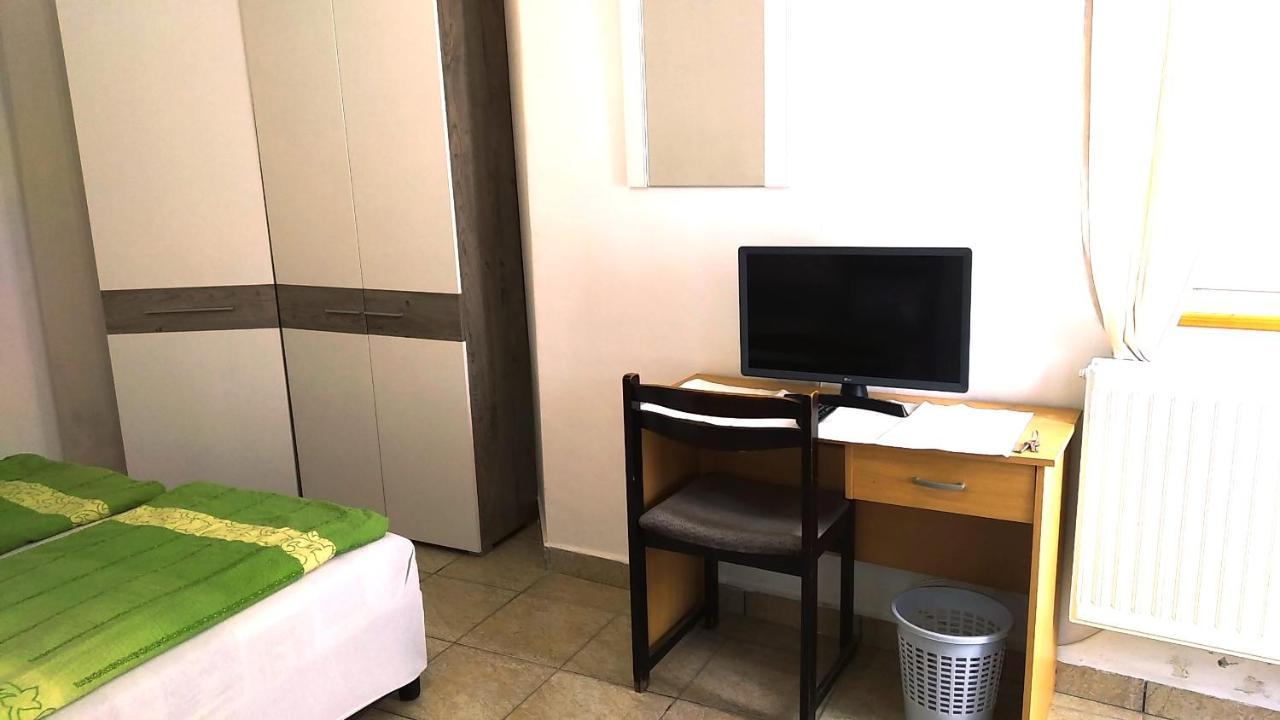 Hostel Maros Győr Esterno foto