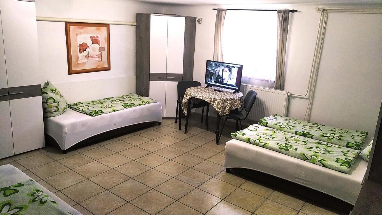 Hostel Maros Győr Esterno foto