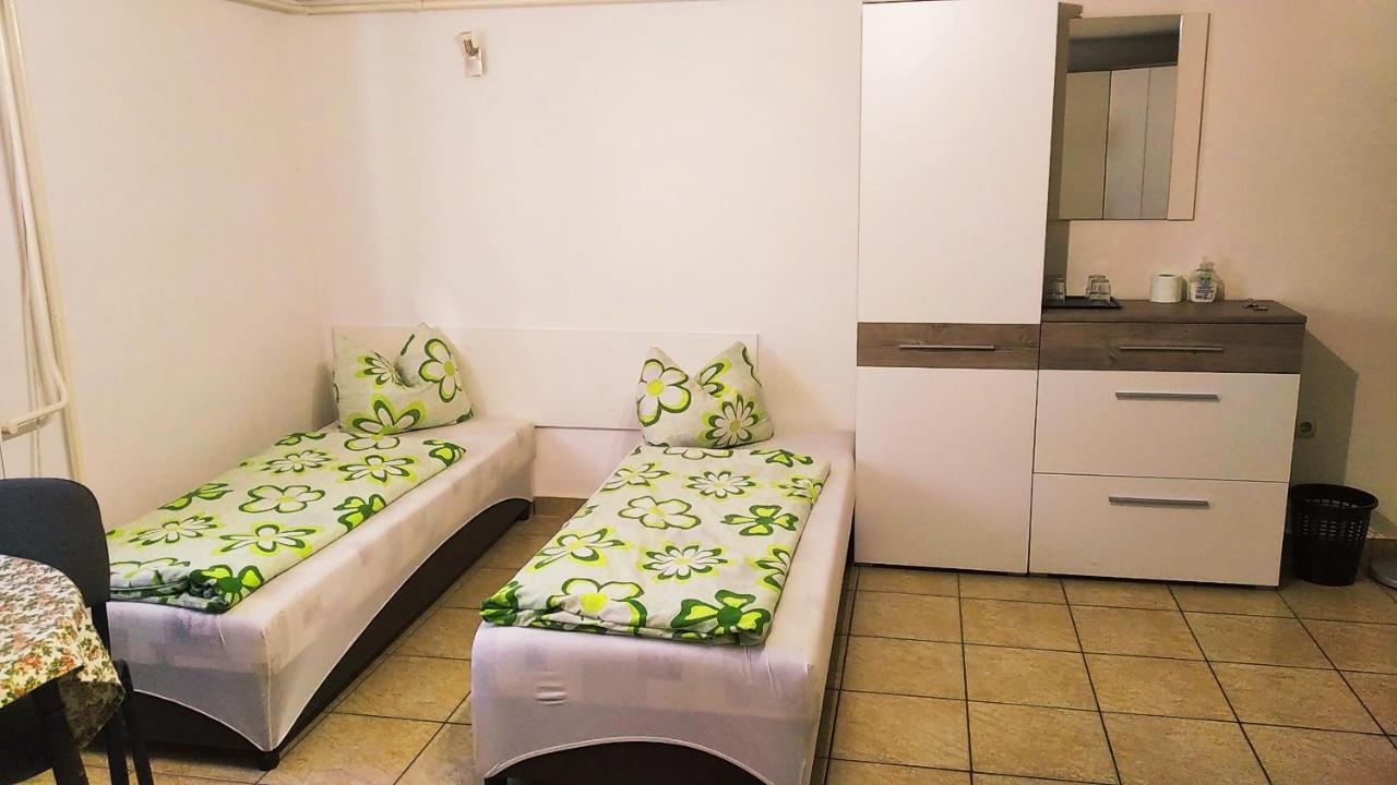 Hostel Maros Győr Esterno foto